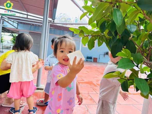 Bé chăm cây — bé khám phá bầu trời — khoảnh khắc 4