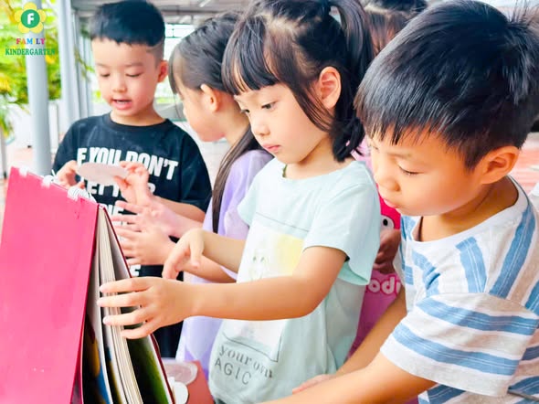 Bé khéo tay — học mà chơi, chơi mà học — khoảnh khắc 3