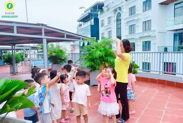 Một ngày ngoài trời tràn ngập tiếng cười — khoảnh khắc 2