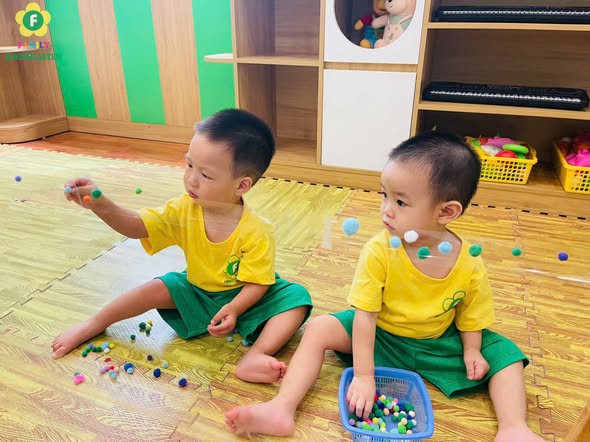 Sensory play — bé dính hạt pom pom — khoảnh khắc 2