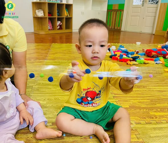Sensory play — bé dính hạt pom pom — khoảnh khắc 3