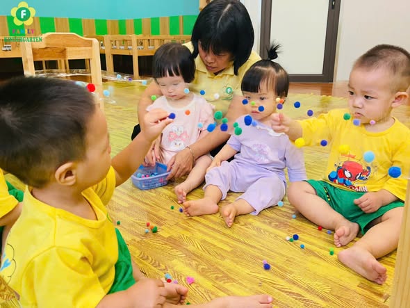 Sensory play — bé dính hạt pom pom — khoảnh khắc 4
