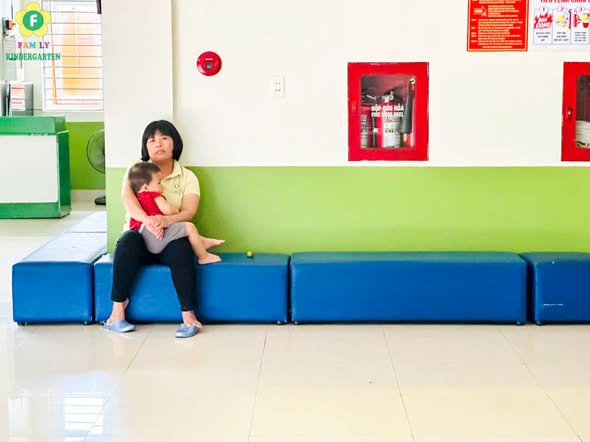 Vòng tay yêu thương trong những ngày đầu đến trường — khoảnh khắc 2